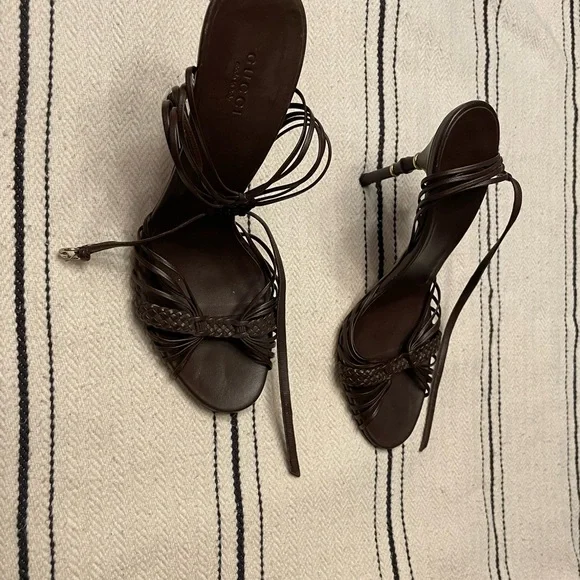 Gucci Brown Heeled Shoes with Elegant Design - Picture 3 of 3